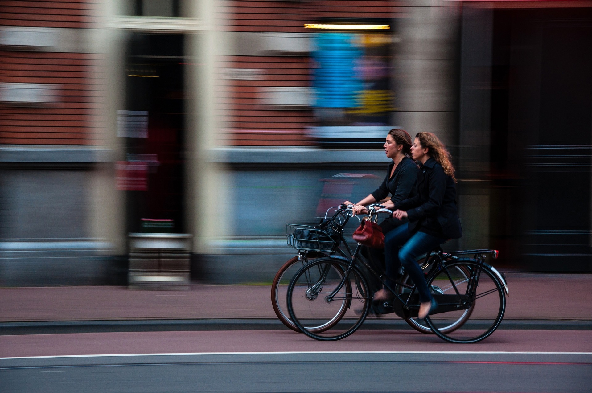 cyclists-690644_1920